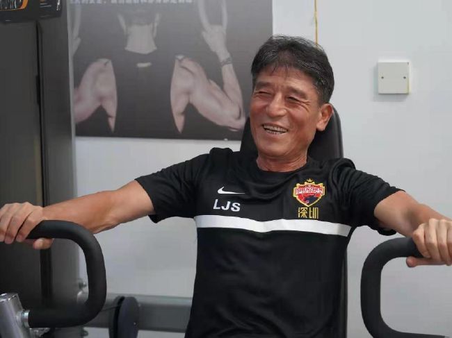 美女扒开双腿露出尿口